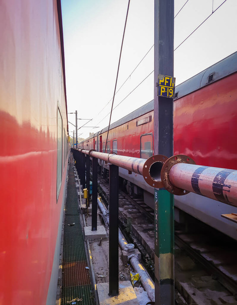trem estacionado na trilha ferroviária com céu plano pela manhã a partir de imagem de ângulo diferente é tirada na nova Índia delhi em 10 de abril de 2020. - Foto, Imagem
