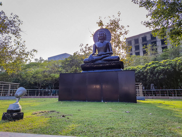 geïsoleerde Boeddha zwart standbeeld in meditatie houding op park van platte hoek afbeelding wordt genomen op buddha park patna bihar india op Apr 15 2022. - Foto, afbeelding