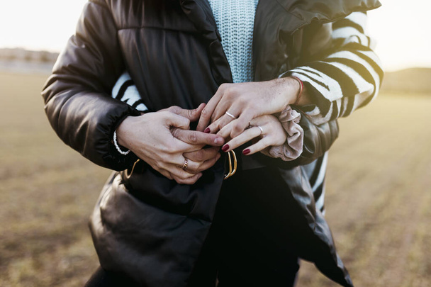 Couple holding hands with engagement rings - Valokuva, kuva