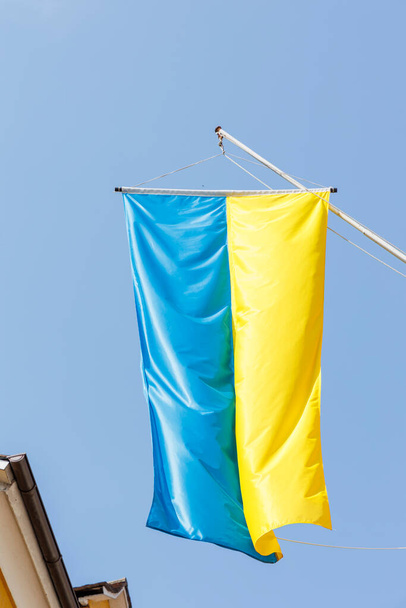 Ukrajinská vlajka visí na domě ve starém městě Lindau jako projev solidarity - Fotografie, Obrázek