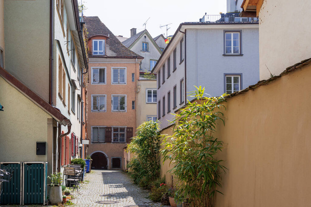 Maisons et rues avec façades résidentielles historiques dans la ville portuaire bavaroise de Lindau sur le lac de Constance - Photo, image