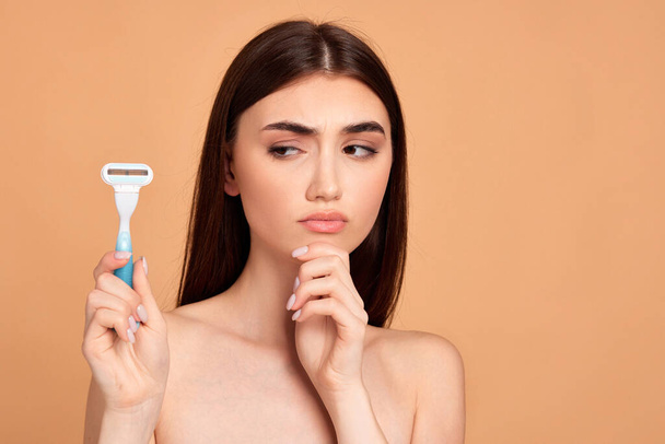 attractive girl holding in hand razor shaver blade i - Photo, Image