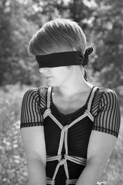 Связанная женщина со связанными руками и с завязанными глазами. Шибари
. - Фото, изображение