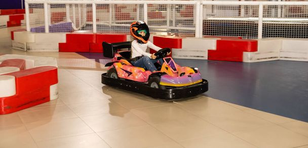 Chica feliz conduciendo un coche de juguete. Parque de atracciones para niños - Foto, Imagen