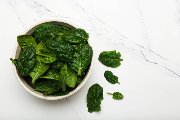 spinach leaves on a plate on a white background top view - Foto, immagini