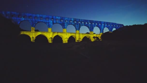 Γέφυρα Pont du Gard με σημαία Ουκρανίας - Πλάνα, βίντεο