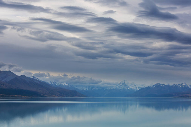 Удивительные природные ландшафты Новой Зеландии. Горное озеро. - Фото, изображение