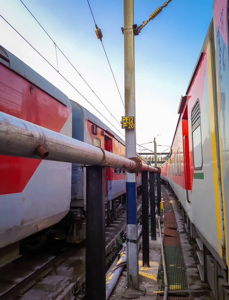treno parcheggiato al binario con cielo piatto al mattino da diverse angolazioni immagine è presa a New Delhi India il 10 aprile 2020. - Foto, immagini