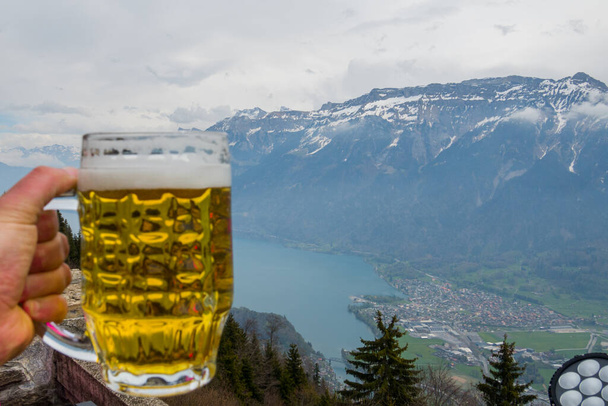 Egy pohár sör a hihetetlen hegyek hátterében. Utazás, élelmiszer háttér - Fotó, kép