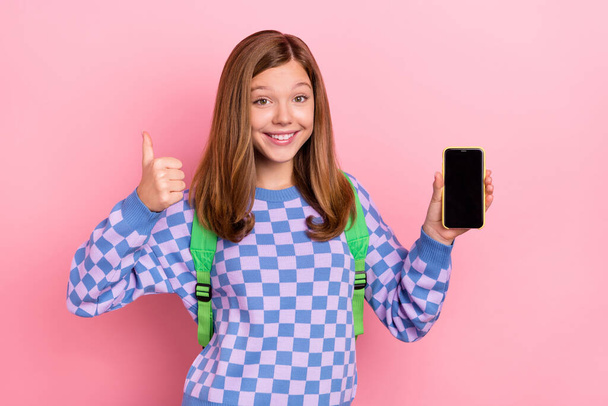 Фото блондинки мила дівчинка показують телефонний великий палець вгору рюкзак пуловер ізольовані на рожевому кольоровому фоні
 - Фото, зображення