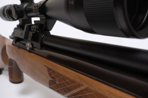 Een langeafstandsluchtpistool met bipods en optisch zicht op witte achtergrond met bipods en optisch zicht op wit  - Foto, afbeelding