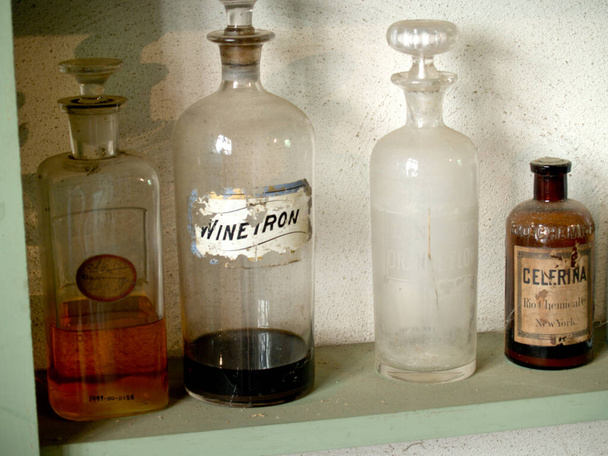 Eczanede antika şişeler - Fotoğraf, Görsel