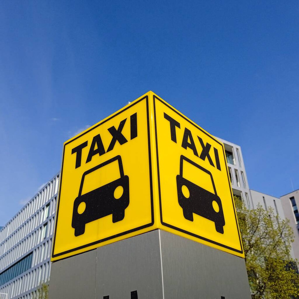 Такси знак, мобильность и пассажирский транспорт в городской местности - Фото, изображение