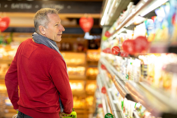 Zpět pohled na starší muž nakupování sám v obchodě - Fotografie, Obrázek
