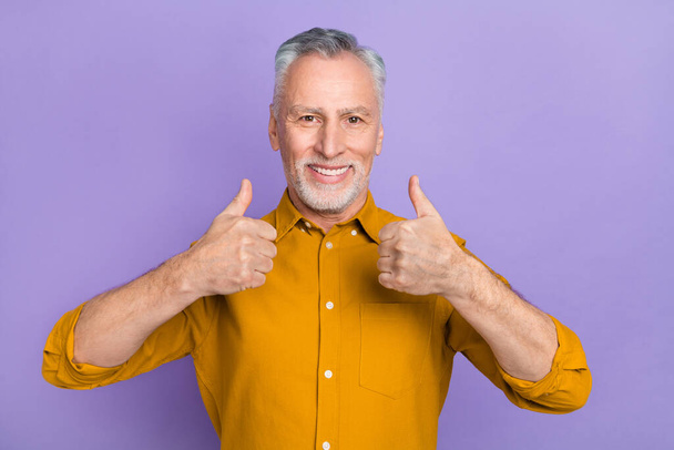 Photo of cool old grey hairdo man thumb up wear mustard shirt isolated on violet color background - Zdjęcie, obraz