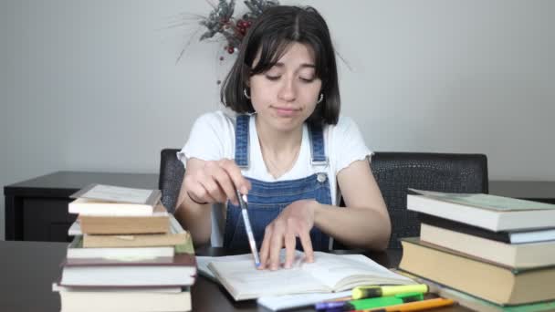 Mädchen gelangweilt während des Studiums - Filmmaterial, Video