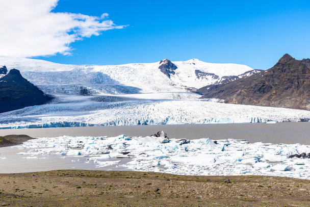View of a majestic glacier on a sunny summer day. Vatnajokull, Iceland. - Zdjęcie, obraz