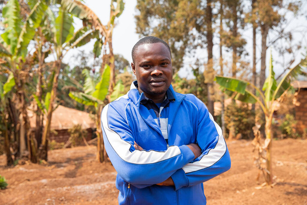 Egy fiatal afrikai férfi portréja egy afrikai művelt mezőn, üzletember pózol a kamerába, afrikai farmer. - Fotó, kép