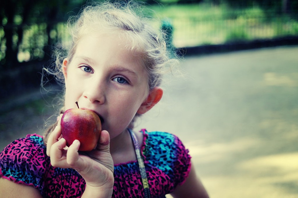 Nuori tyttö syö omena
 - Valokuva, kuva