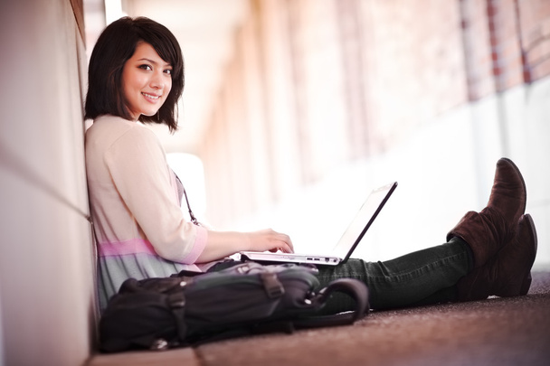 Estudiante universitario de raza mixta con portátil
 - Foto, imagen
