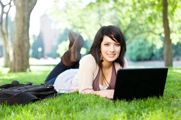 Студент смешанной расы с ноутбуком
 - Фото, изображение