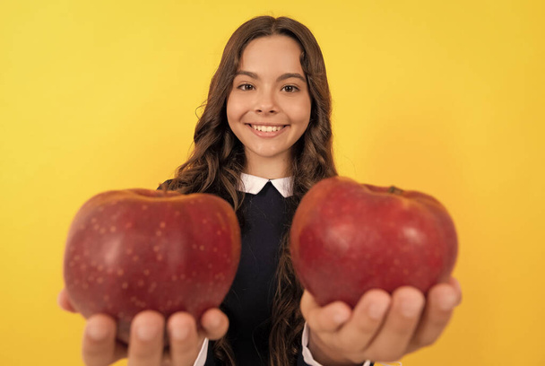 vieroitus. valikoiva kohdentaminen. onnellinen teini tyttö omenan hedelmiä. vitamiini ja ruokavalio. - Valokuva, kuva