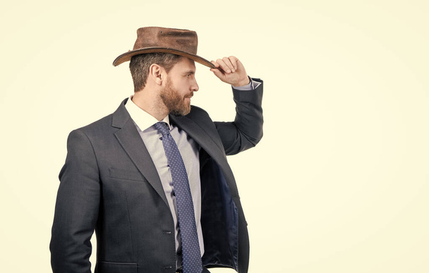 Zakelijke professionele man dragen cowboy hoed met formele pak, corporate party - Foto, afbeelding