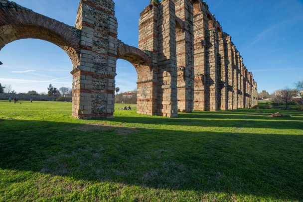 Roman Aqueduct Los Milagros, Merida, Španělsko. Západ slunce širokoúhlý - Fotografie, Obrázek