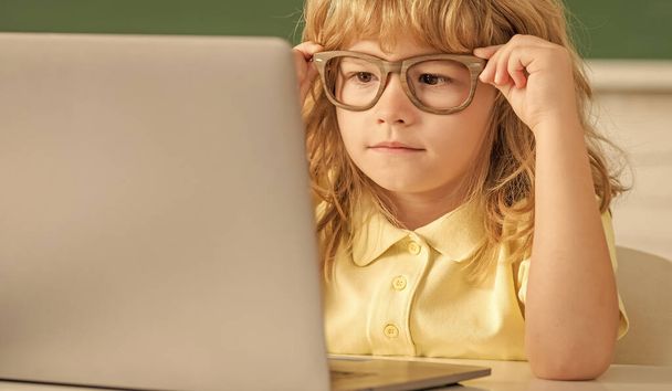 Kleine Junge mit Brille lernen online in der Schule Klassenzimmer mit Computer, Bildung - Foto, Bild