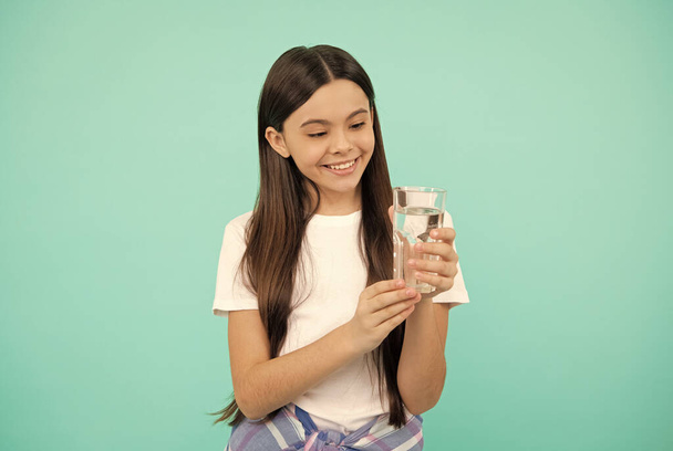 vodní bilance v těle. pití denně. hydratační vitalita. být hydratovaný. dítě drží sklenici vody - Fotografie, Obrázek