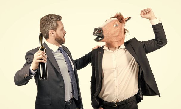 Zakenman in paardenhoofd masker punch dronken man op zakelijke partij geïsoleerd op wit, conflict - Foto, afbeelding