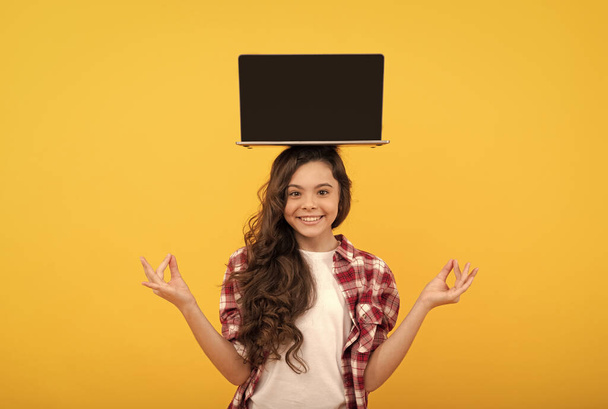 χαρούμενο έξυπνο κορίτσι έφηβος διαλογίζεται με φορητό υπολογιστή στο κεφάλι παρουσίαση σχολείο online μάθημα, estudy - Φωτογραφία, εικόνα