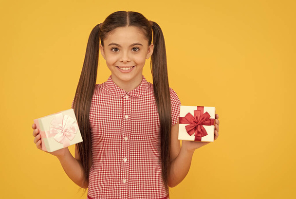 niña feliz mostrando regalo y caja de regalo, feliz cumpleaños - Foto, Imagen