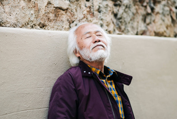 senior asiatique homme dans la ville de repos. concept de retraite temps libre - Photo, image