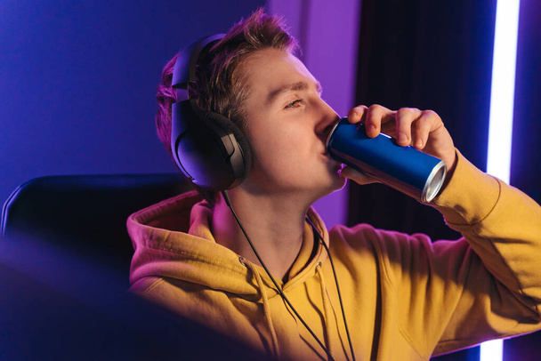 Pro gamer bere bevanda energetica di notte - Foto, immagini