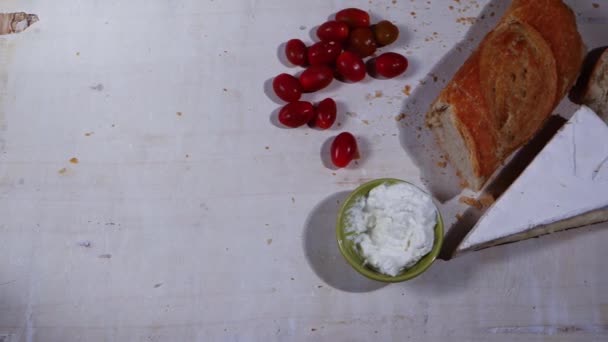 Υγιεινές τροφές μαλακού τυριού και μπαγκέτας - Πλάνα, βίντεο