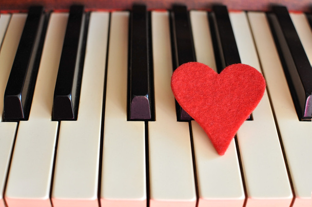 Red heart on a piano - Foto, immagini