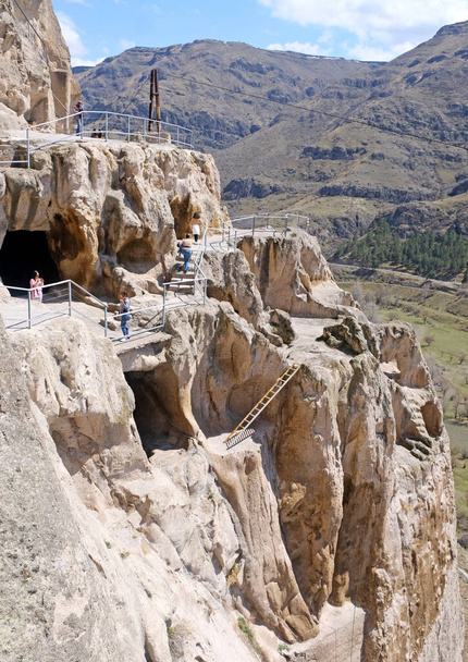 Gürcistan 'ın güneyindeki Vardzia Gürcistan mağara manastırı, Erusheti bankası Kura River Aspindza' nın yamaçlarında - Fotoğraf, Görsel