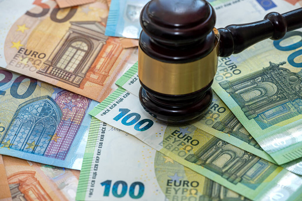 Δικαστής Gavel στα τραπεζογραμμάτια ευρώ ως έννοια της δωροδοκίας ή του δικαίου. Διαφθορά - Φωτογραφία, εικόνα