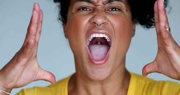 Millennial zwarte vrouw schreeuwen op camera - Foto, afbeelding