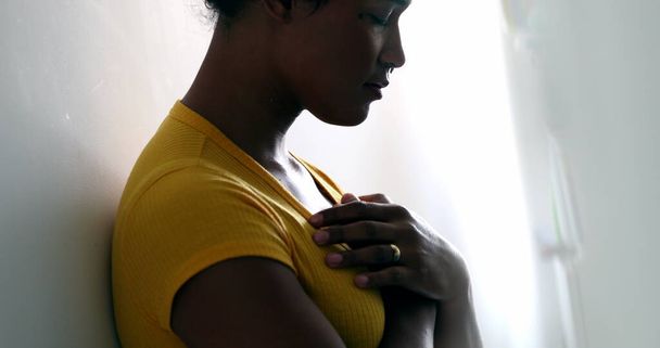 Медитативна молода чорна жінка з закритими очима
 - Фото, зображення