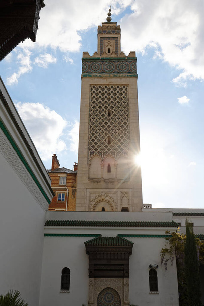 Gran Mezquita de París - Templo musulmán en Francia. Fue fundada en 1926 como muestra de gratitud a los tirailleurs musulmanes del imperio colonial francés. - Foto, imagen