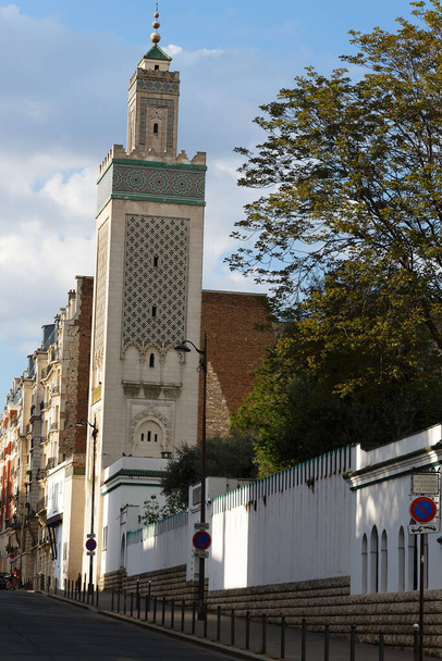 Wielki Meczet Paryża - Muzułmańska świątynia we Francji. Została założona w 1926 roku jako dowód wdzięczności dla muzułmańskich tyralierów z kolonialnego imperium Francji.. - Zdjęcie, obraz