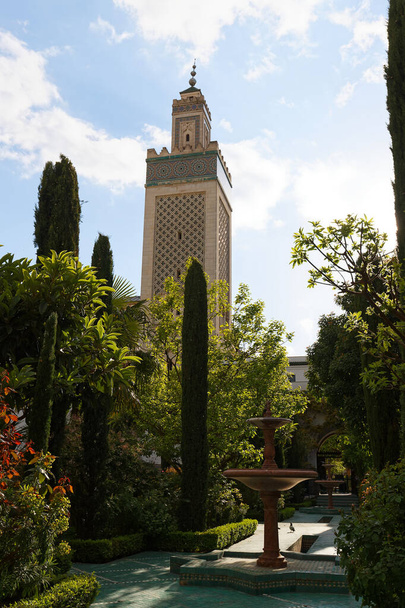 Paris 'teki Büyük Cami' nin bahçesi - Fransa 'daki Müslüman tapınağı. 1926 'da, Fransa' nın sömürge imparatorluğundan gelen Müslüman demiryolu işçilerine bir minnettarlık göstergesi olarak kuruldu.. - Fotoğraf, Görsel