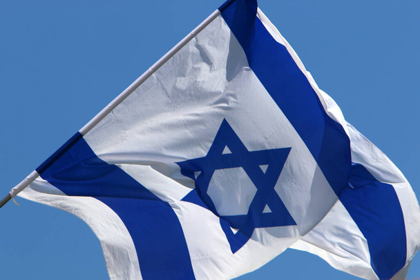 Drapeau bleu et blanc israélien avec l'étoile de David  - Photo, image