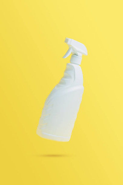 Caduta nella toilette ad aria o nella bottiglia bianca di detergente per finestre con spruzzatore - Foto, immagini