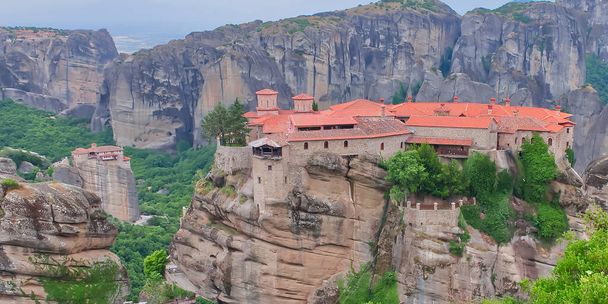 Monastère en pierre dans les montagnes. Kalabaka, Grèce journée d'été nuageuse dans la vallée de la montagne Meteora. - Photo, image