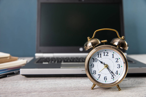 The laptop and alarm clock. Lifestyle Concep - Foto, Bild