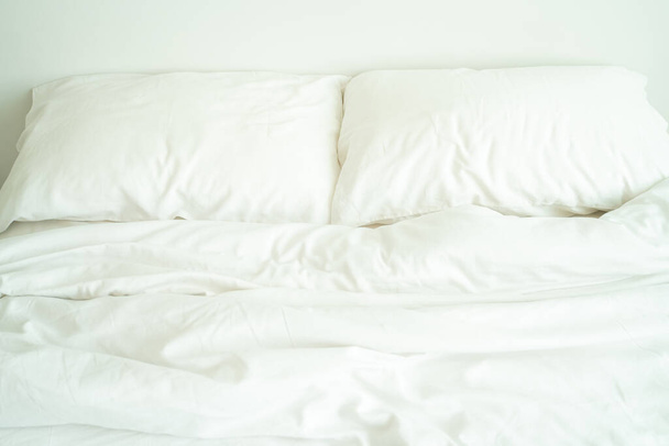 Acogedora habitación de cama blanca decoración interior minimalista con luz de la mañana - Foto, imagen