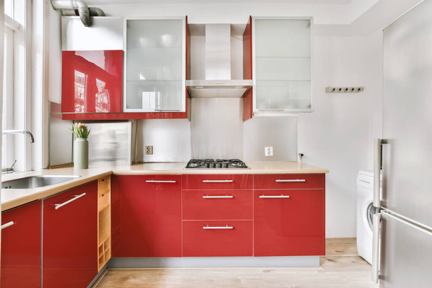 Małe czerwone wnętrze kuchni w nowoczesnym apartamencie - Zdjęcie, obraz